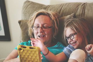 Seniorka s chutí hlídat děti má práci téměř jistou, rodin je víc než babiček a poptávka roste
